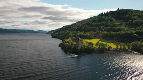 Lago-Ness-Y-Castillo-De-Urquhart,-Tierras-Altas-De-Escocia,-Imágenes-Aéreas-De-Drones