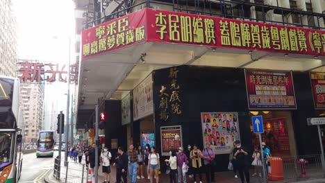 Straßeneckansicht-Des-Sunbeam-Theatergebäudes-Am-North-Point-In-Hongkong-Mit-Abbiegendem-Doppeldeckerbus