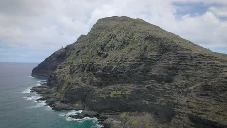 Die-Luftaufnahme-Zeigt-Eine-Malerische-Insel-Aus-Lavagestein-An-Der-Küste-Von-Hawaii
