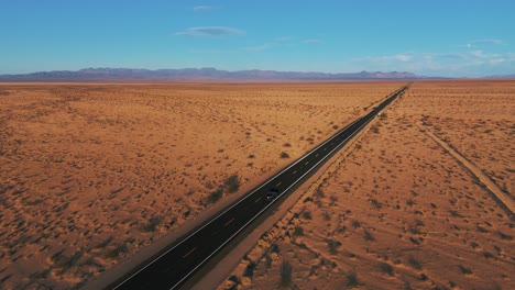 Coche-Moderno-Conduciendo-En-El-Desierto-En-Una-Calle-De-California-A-Arizona.