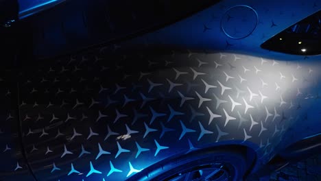Proyecto-Un-Coche-Mercedes-Con-Color-Azul-Oscuro-Reflectante-Mate-Con-Logo