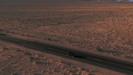 Modernes-Schwarzes-Auto,-Das-In-Der-Wüste-Auf-Einer-Straße-Von-Kalifornien-Nach-Arizona-Fährt