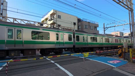 Zug-Fährt-In-Einer-Charmanten-Vorstadt-In-Tokio,-Japan-Vorbei
