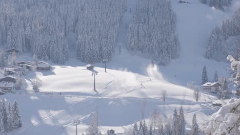 Schneekanonen-Und-Ein-Skilift-In-Den-österreichischen-Alpen-An-Einem-Sonnigen-Tag