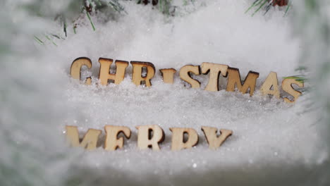 Texto-De-Madera-Feliz-Navidad-En-Nieve-Blanca-Pura