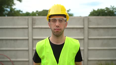 Ein-Bauarbeiter-Trägt-Einen-Gelben-Schutzhelm-Und-Eine-Standard-Schutzbrille-–-Mittlere-Nahaufnahme