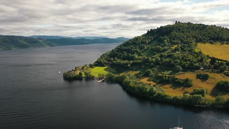 Der-Wächter-Von-Loch-Ness:-Luftperspektiven-Von-Urquhart-Castle,-Schottisches-Hochland,-Schottland