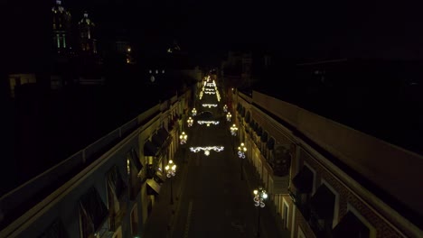Drohnenaufnahmen-Der-Weihnachtlichen-Lichtdekorationen-In-Den-Straßen-Von-Puebla,-Mexiko,-Mit-Der-Kathedrale-Im-Hintergrund