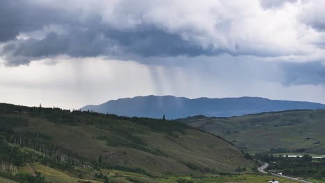 Sturmwolken-Am-Horizont-Einer-Berglandschaft-In-Silverthorne,-Colorado,-Strömender-Regen-In-Der-Ferne-Mit-Espenbäumen-Im-Blick-Lufttransport