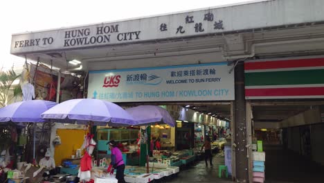 Eingang-Zum-North-Point-Ferry-Pier-Mit-Marktständen-Entlang-Der-Mauer-In-Hongkong