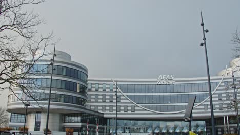 Amplia-Vista-Del-Gran-Edificio-De-Oficinas-De-AFA-En-Los-Países-Bajos.