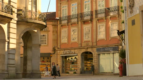 Menschen-An-Der-Typischen-Straßenszene-Mit-Historischer-Architektur-In-Der-Altstadt-Von-Braga,-Portugal