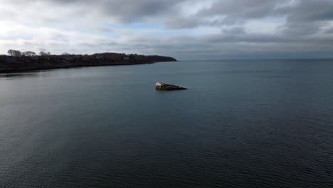 Eine-Luftaufnahme-über-Das-Glatte-Wasser-Des-Long-Island-Sound-Vor-Long-Island,-New-York
