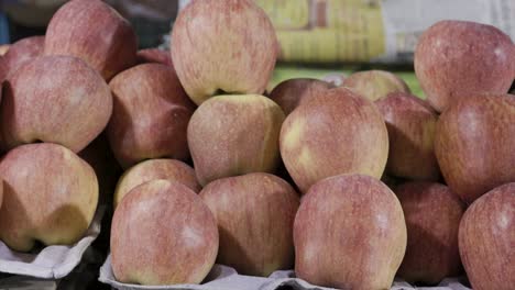 Manzana-Fresca-Y-Jugosa-En-La-Frutería-A-La-Venta-Por-La-Noche