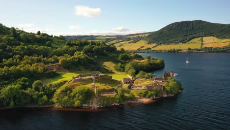 Der-Wächter-Von-Loch-Ness:-Luftperspektiven-Von-Urquhart-Castle,-Schottisches-Hochland