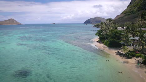 En-Esta-Playa-Tropical-De-Arena-De-Piedra-En-Hawai,-El-Mar-Turquesa-Ofrece-Un-Espectáculo-Visual-Impresionante.