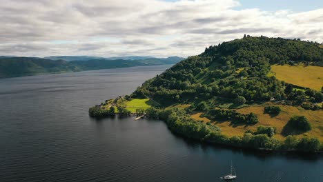 Drone-Aéreo-Disparado-Sobre-El-Lago-Ness-Volando-Hacia-El-Castillo-De-Urquhart-En-Las-Tierras-Altas-De-Escocia,-Escocia