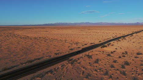 Coche-Moderno-Conduciendo-Por-Una-Calle-En-El-Desierto-De-California-A-Arizona.