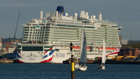P-and-O-cruise-ship-Arvia-at-Southampton-docks-with-sailboats-in-foreground