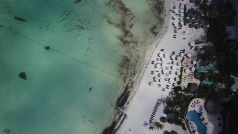 Luftaufnahme-Aus-Der-Vogelperspektive-Vom-Strand-Des-Resorts-In-Der-Hotelzone-Von-Cancun
