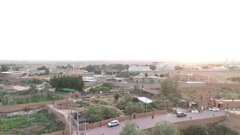 Luftflug-über-Dem-Dorf-Ushaiger-Bei-Sonnenuntergang,-Saudi-Arabien