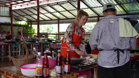 Clase-De-Cocina-Asiática-En-Chiang-Mai,-Tailandia