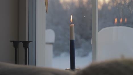 La-Luz-De-Las-Velas-Resplandecientes-Para-El-Día-De-La-Independencia-De-Finlandia-Con-El-Duro-Invierno-En-Segundo-Plano.