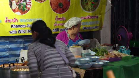 Ein-Lokaler-Imbissstand-Auf-Dem-Warorot-Markt-Von-Chiang-Mai-In-Thailand