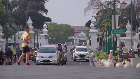 Kultige-Straße-In-Der-Stadt-Yogyakarta-Mit-Blick-Auf-Das-Weiße-Tor-Und-Den-Königspalast