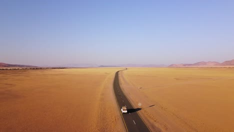 Aventura-De-Vida-Salvaje-En-Namibia-Sin-Conductor-Con-Un-Toyota-Hilux-Equipado-Con-Una-Tienda-De-Campaña-En-La-Azotea-En-Las-Icónicas-Dunas-De-Arena-De-Sossusvlei-Al-Atardecer