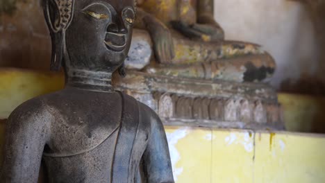 Nahaufnahme-Der-Bronzenen-Buddha-Statue-Im-Wat-Si-Saket-In-Vientianne,-Laos