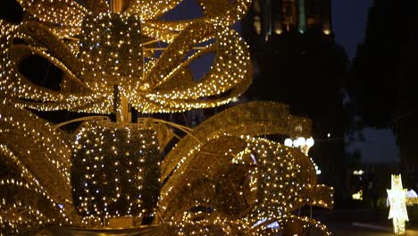 Nach-Oben-Schwenkbare-Kameraaufnahmen-Des-Weihnachtsbaums-Auf-Dem-Hauptplatz-Der-Stadt-Puebla-Und-Der-Kathedrale-Im-Hintergrund