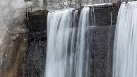 Wasser,-Das-Im-Winter-über-Einen-Wasserfall-Stürzt,-Zeitraffer
