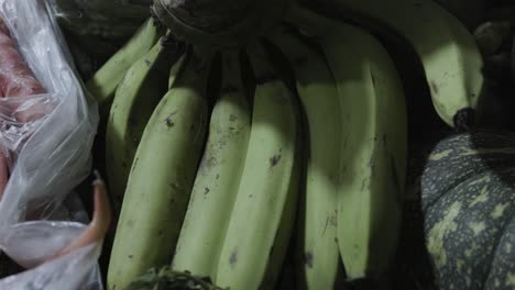 Frische-Unreife-Banane-Im-Gemüseladen-Zum-Verkauf-Am-Abend