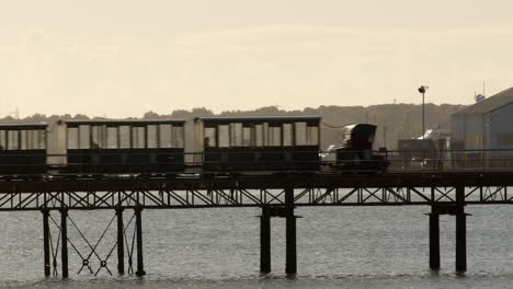 Hythe-Pier-Eisenbahnzug-In-Silhouette,-Der-Von-Links-Nach-Rechts-Im-Bild-Fährt