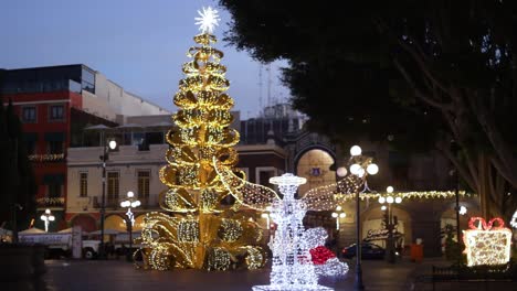 Video-Panorámico-De-Las-Luces-Navideñas,-El-árbol-Y-La-Decoración-En-La-Ciudad-De-Puebla