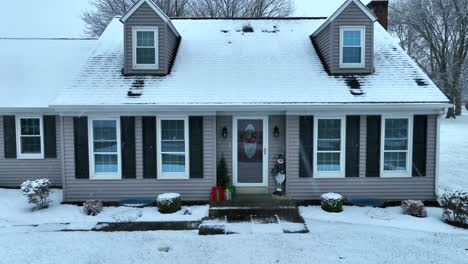 House-with-snowy-roof-and-holiday-decorations-during-Christmas-time