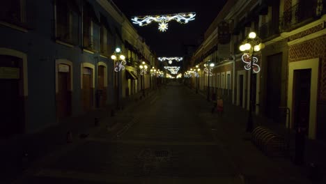 Drohnenaufnahmen-Der-Weihnachtlichen-Lichtdekorationen-In-Den-Straßen