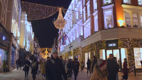 People-Rushing-During-Holiday-Season-In-The-Main-Shopping-Streets-Of-Dublin,-Ireland