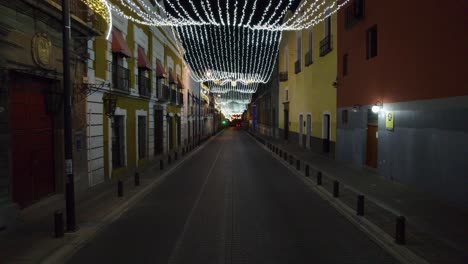 Drone-push-in-footage-of-the-Christmas-lights-and-decorations-in-the-streets-of-Puebla,-Mexico