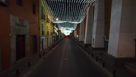 Luftaufnahmen-Durch-Die-Mit-Weihnachtsbeleuchtung-Geschmückten-Straßen-Der-Stadt-Puebla