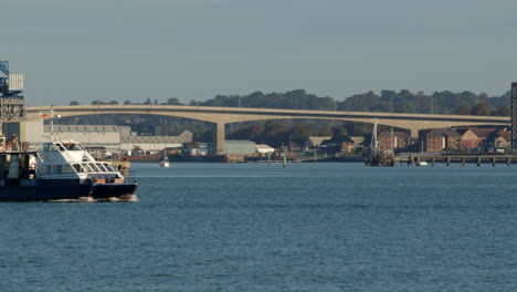 Hythe-Ferry-En-Solent-Southampton-Con-Puente-De-Peaje-Itchen-En-Segundo-Plano.