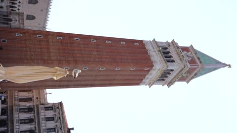 Markusturm-Und-Möwen-In-Venedig,-Italien