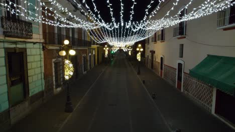 Drohnenaufnahmen-Der-Weihnachtsdekorationen-In-Den-Straßen-Der-Stadt-Puebla-In-Mexiko