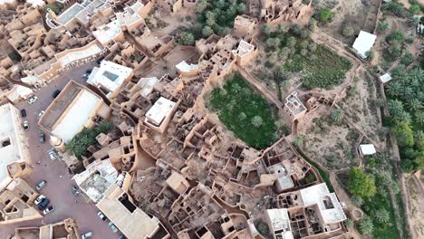 Ojo-De-Pájaro-Aéreo-Sobrevolando-La-Aldea-Patrimonial-De-Ushaiger,-Arabia-Saudita