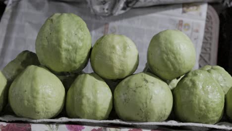 Frische-Guaven-Im-Obstladen-Zum-Verkauf-Am-Abend