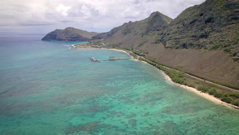 The-stone-sand-shorelines-of-Hawaii-invite-exploration-alongside-the-captivating-turquoise-sea