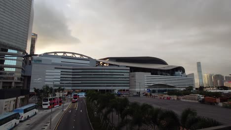 Hongkonger-Kongress--Und-Ausstellungszentrum-Mit-Sonnenuntergangswolken-über-Dem-Kopf