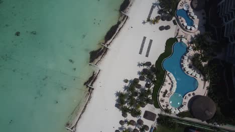 Bird's-eye-perspective,-observe-the-hotel-resort-zone-in-Cancun,-Mexico