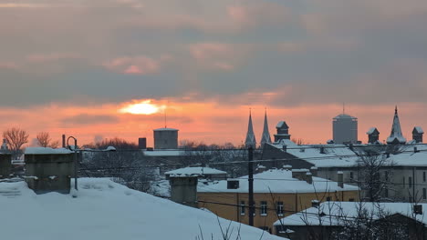 Sky-sun-and-Riga-city-skyline-and-buildings-at-sunset-in-Latvia,-Europe
